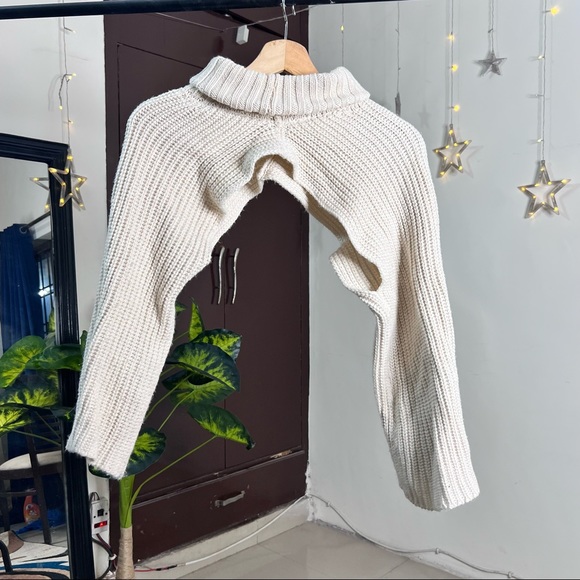 Never worn, cropped high neck sweater - Picture 2 of 2